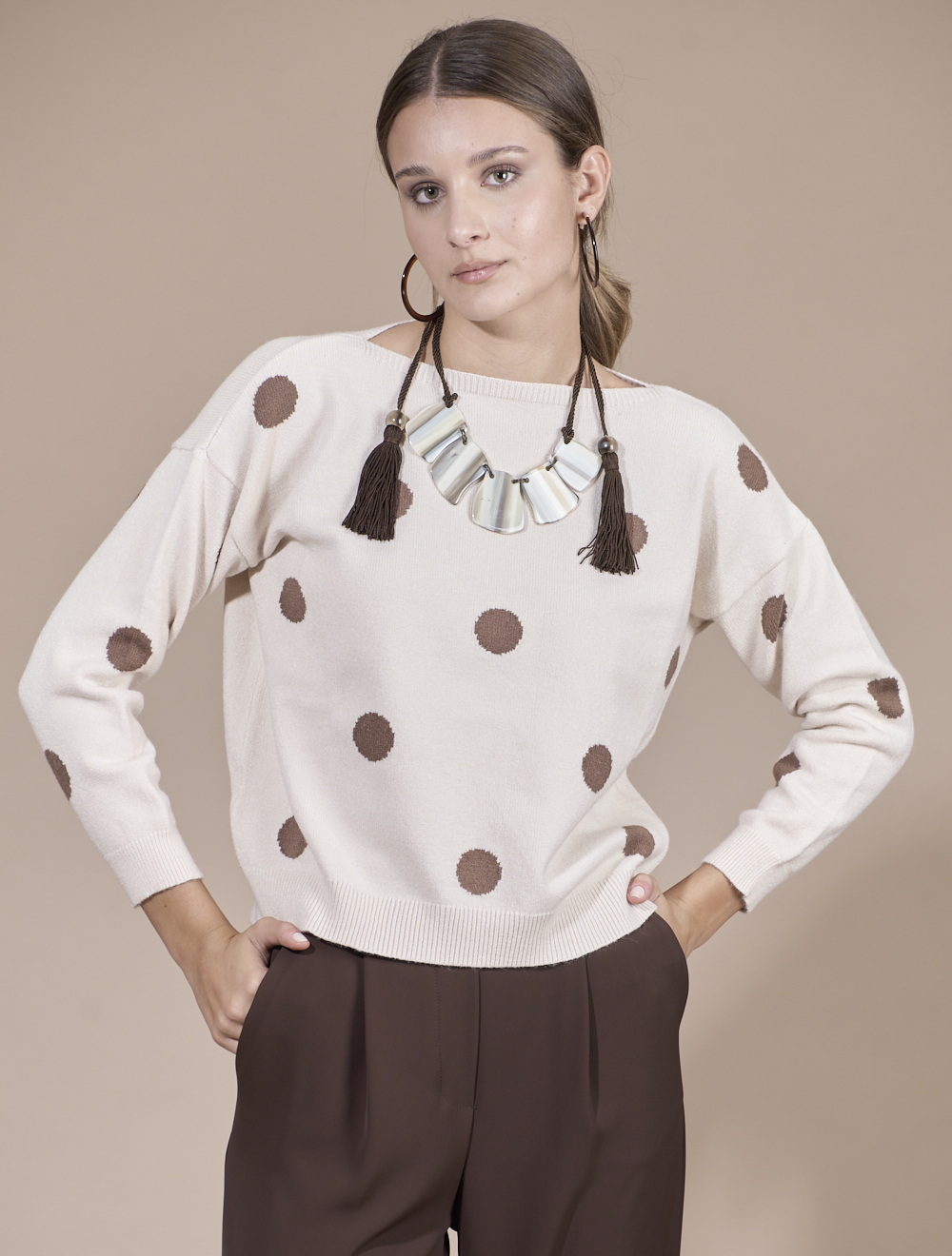 Save The Queen Maglia in viscosa beige a pois marroni con collana